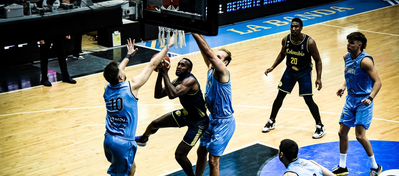 Acción del juego entre Colombia y Uruguay. 