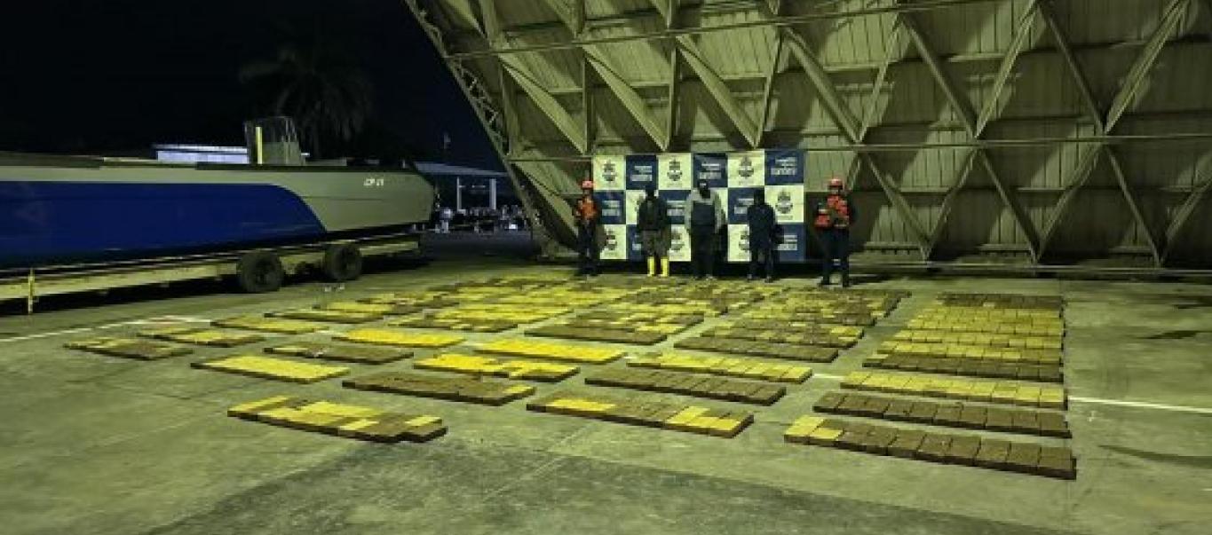 La droga era transportada por tres hombres en una embarcación