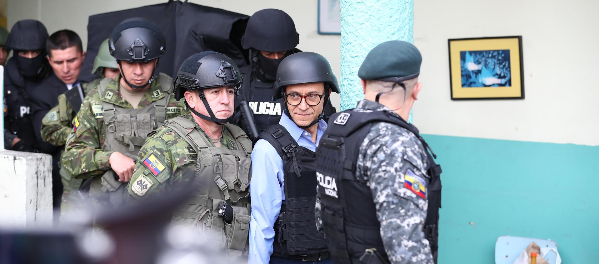 El candidato a la Presidencia de Ecuador Christian Zurita, reemplazante del asesinado Fernando Villavicencio, custodiado por un fuerte esquema de seguridad, llega a votar este domingo