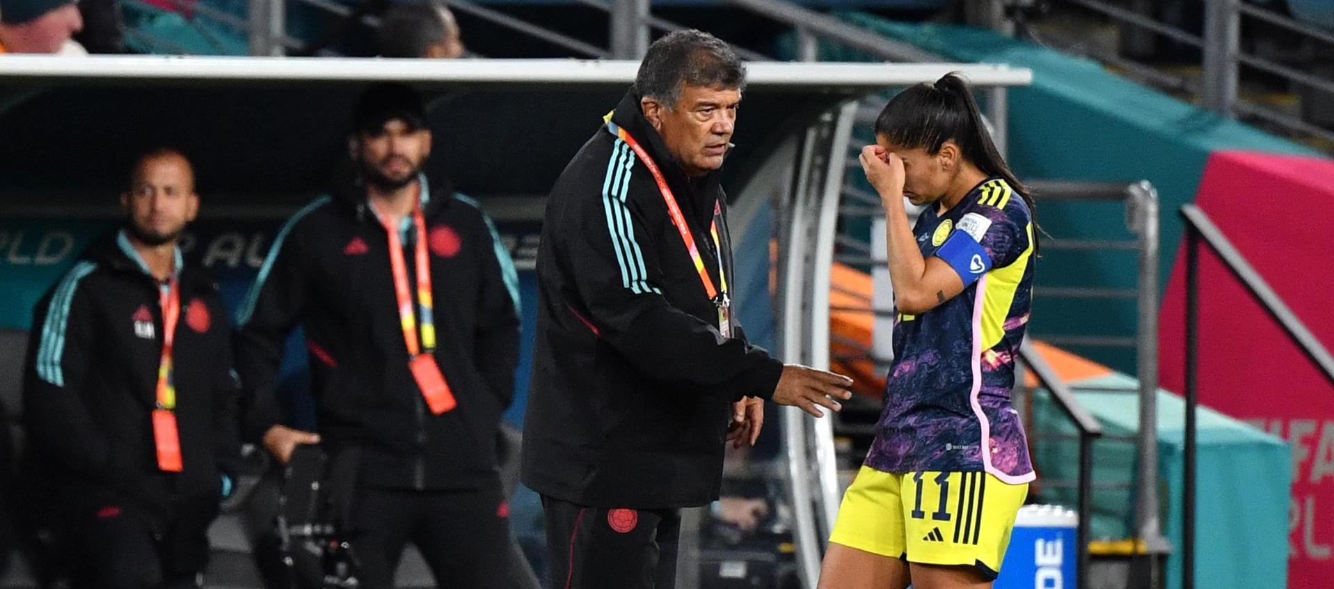 Catalina Usme hablando con Nelson Abadía, entrenador de la selección Colombia.