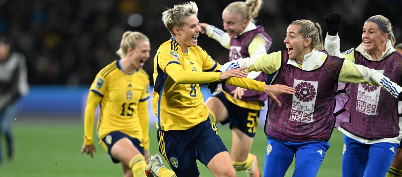 Lina Hurdig celebra tras convertir el cobró que le dió el paso a cuartos de final a Suecia.