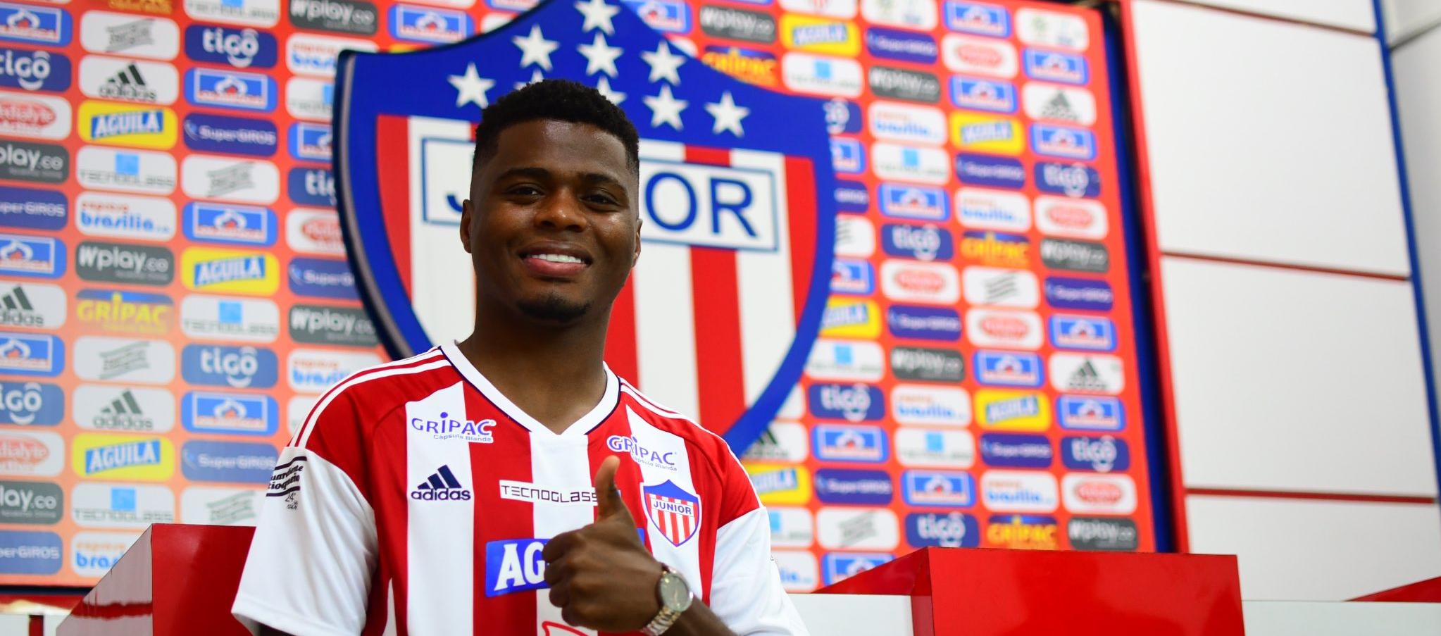 Déiber Caicedo posó con la camiseta del Junior en la sede administrativa. 