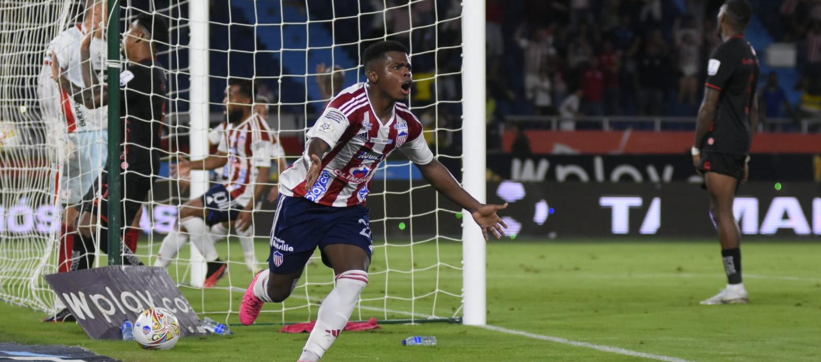 Déiber Caicedo, quien ingresó para el segundo tiempo, festeja tras marcar el gol del empate del Junior.