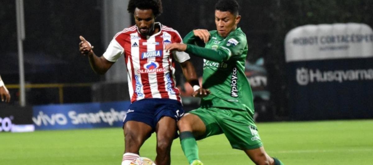 Didier Moreno disputa el balón con Johan Rojas, de La Equidad.