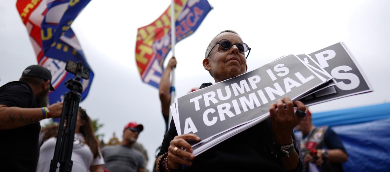 Manifestantes arengaron contra Trump en las afueras del juzgado.