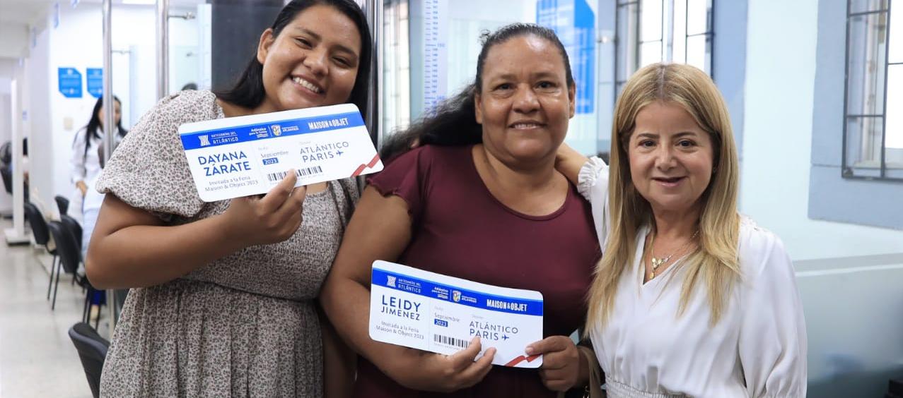 La gobernadora Elsa Noguera junto a Leidy Jiménez y su hija Dayana Zárate, artesanas de Usiacurí