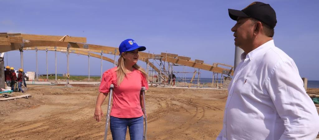 La gobernadora del Atlántico, Elsa Noguera, durante su visita a Salinas del Rey. 