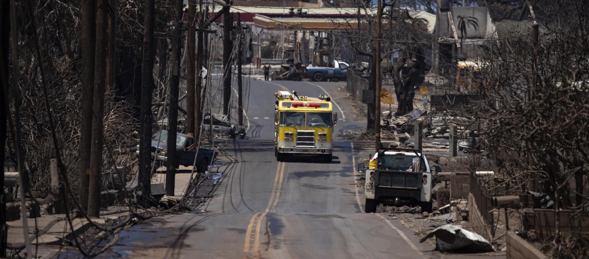 Un carro de bomberos patrulla por un barrio arrasado por las llamas en Lahaina, Hawái.