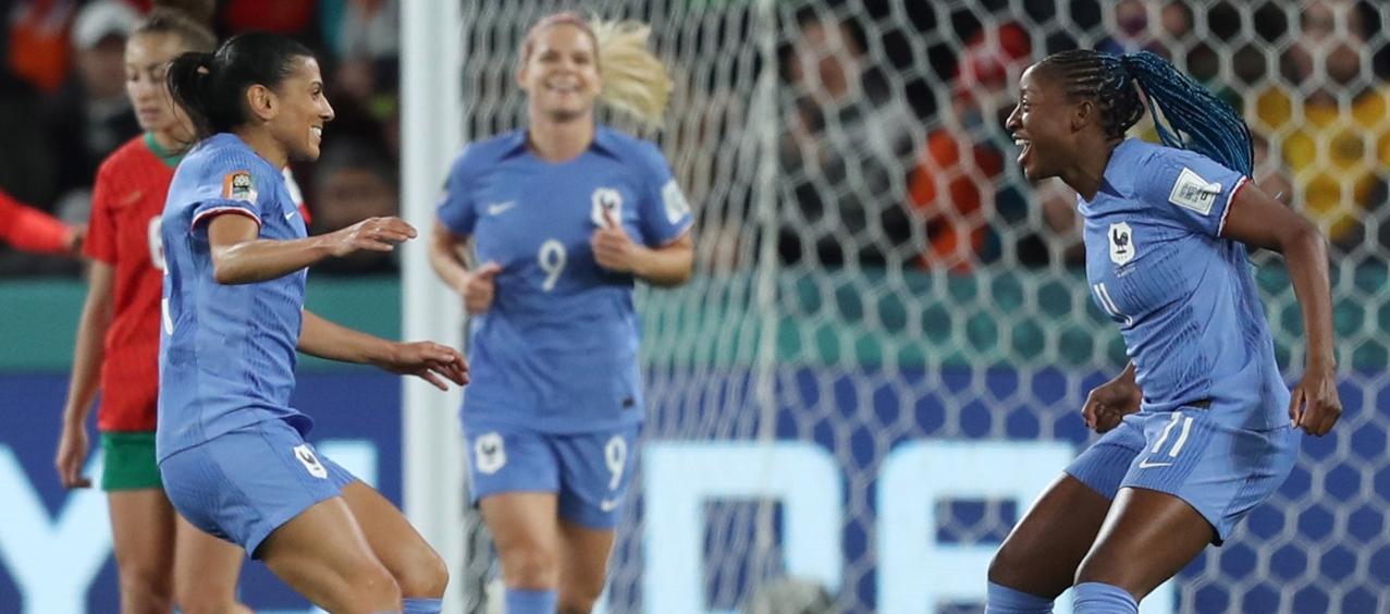 Kenza Dali, izquierda, celebra con Kadidiatou Diani el segundo gol de Francia. 