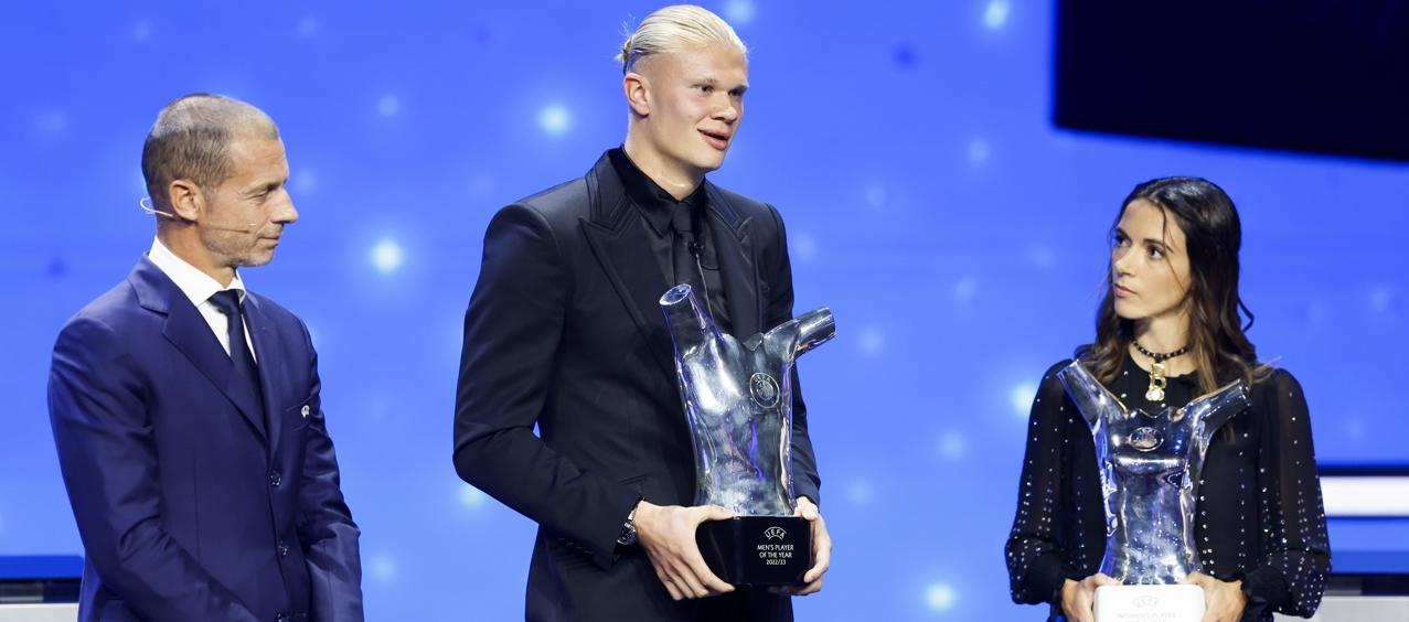Erling Haaland, con el presidente de la Uefa, Aleksander Ceferin, y Aitana Bonmati, la mejor en femenino.