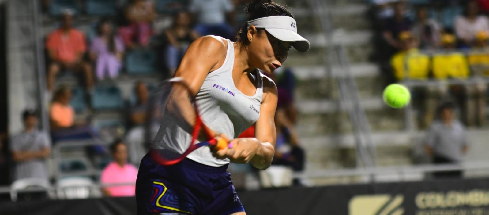 María Fernanda Herazo durante su partido contra la húngara Panna Uvardy.