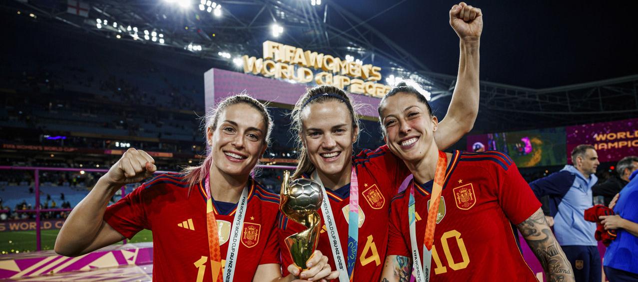 Alexia Putellas, Irene Paredes y Jenni Hermoso durante el festejo tras la conquista del título del Mundial femenino.