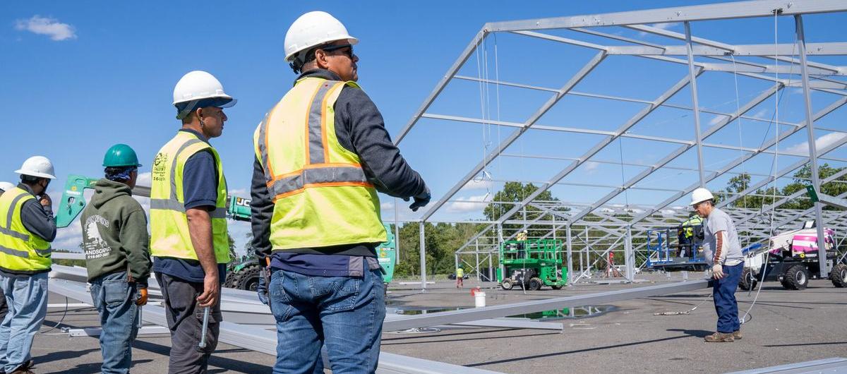 Trabajadores haciendo sus labores en los Estados Unidos.