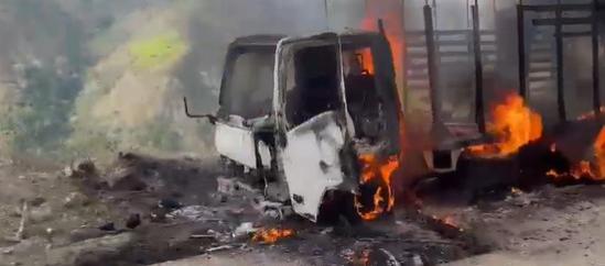 Momento exacto en el que uno de los camiones arde en llamas.