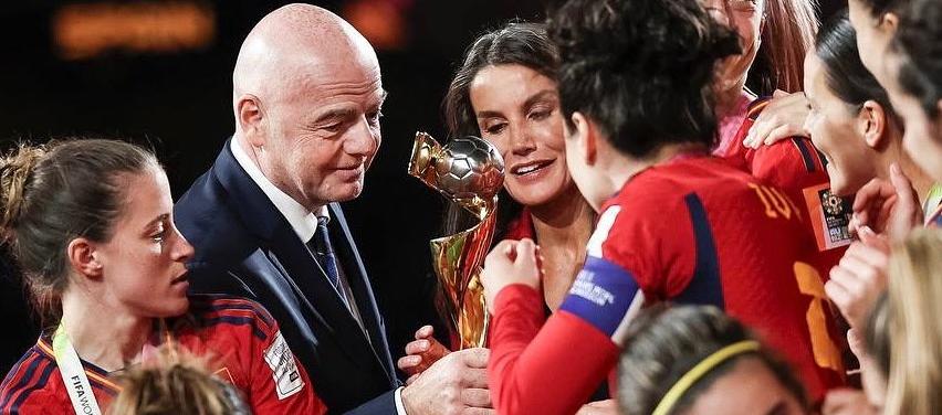 Gianni Infantino durante la premiación a la selección española femenina.
