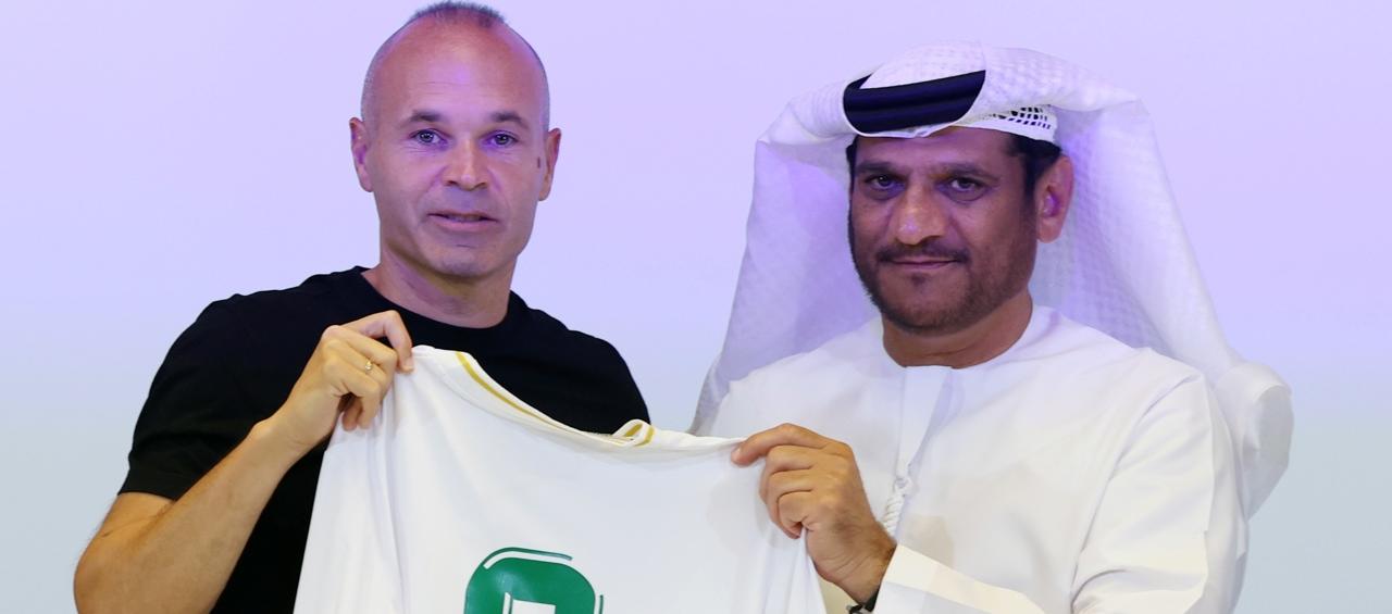 Andrés Iniesta con Youssef Abdullah Al-Batran, presidente del Emirates Club. 