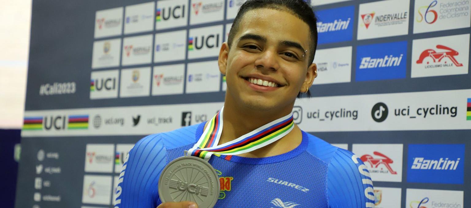 Francisco Jaramillo con la medalla de plata lograda en la prueba del keirin. 