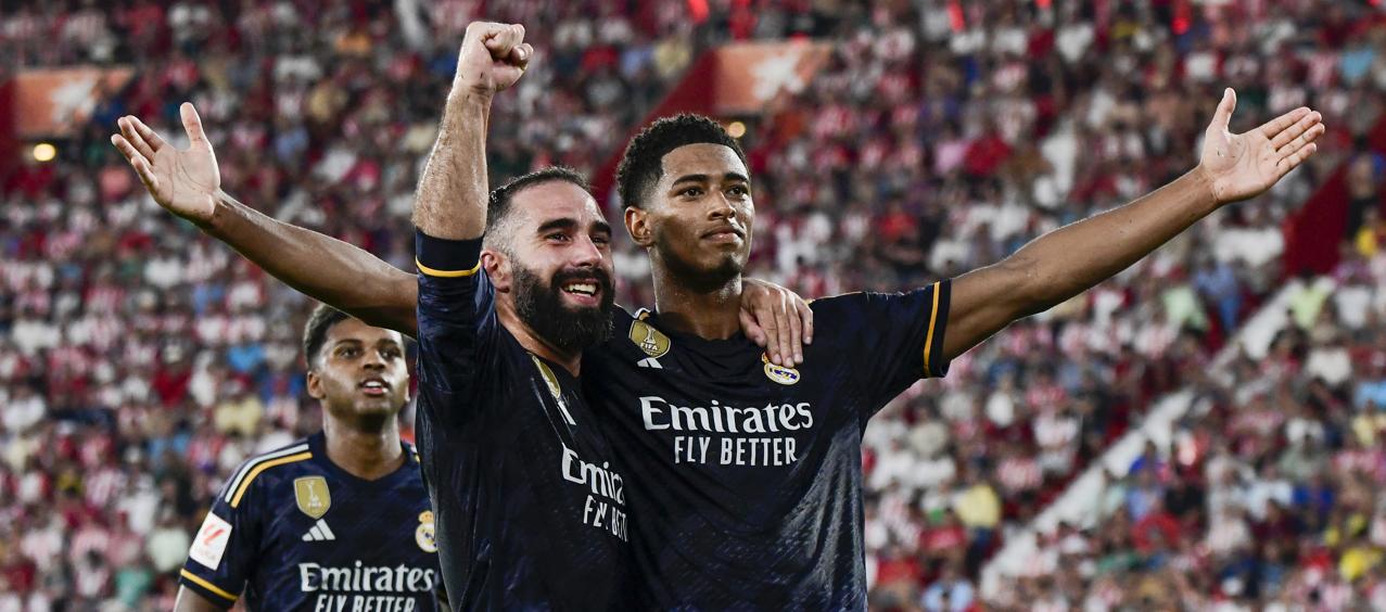 Jude Bellingham festeja su segundo gol ante el Almería con Dani Carvajal.