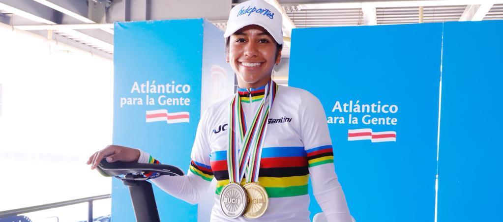 Juliana Londoño recibió una moderna bicicleta por parte de la Gobernación del Atlántico. 