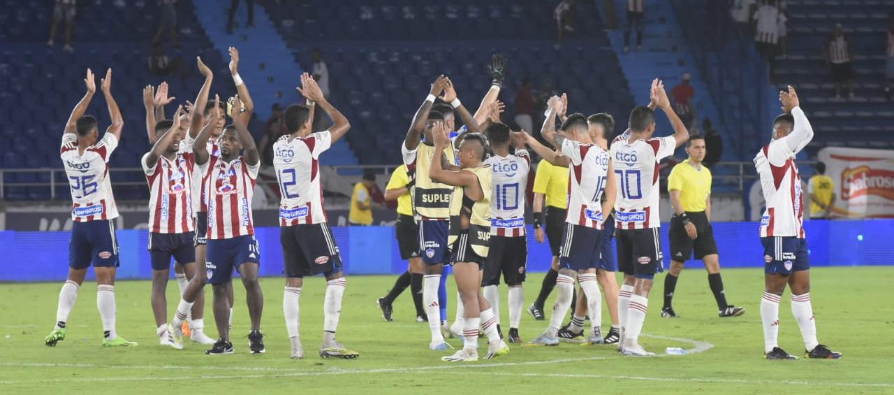 El onceno tiburón aplaude mientras la tribuna hace lo mism en una noche inolvidable