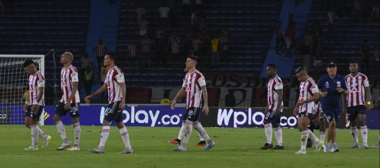 Cabizbajos y en silencio salieron los jugadores del Junior de la cancha del 'Metro'