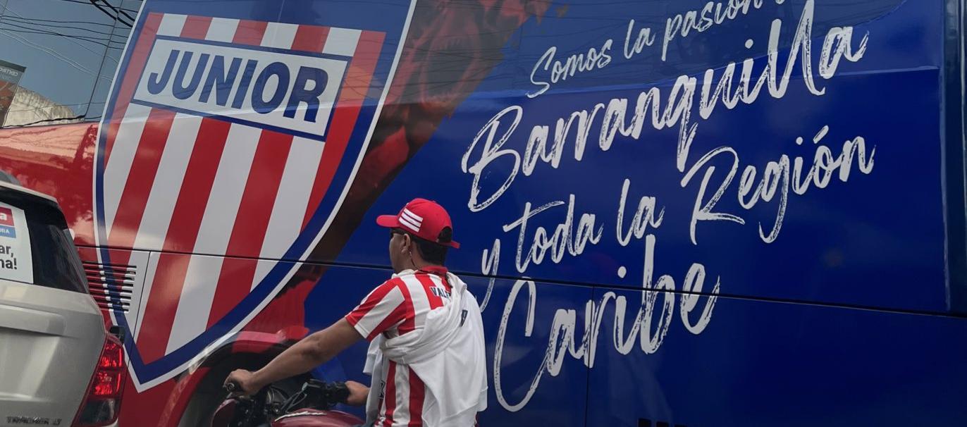 El moderno autobús del Junior recorriendo las calles de Valledupar.   