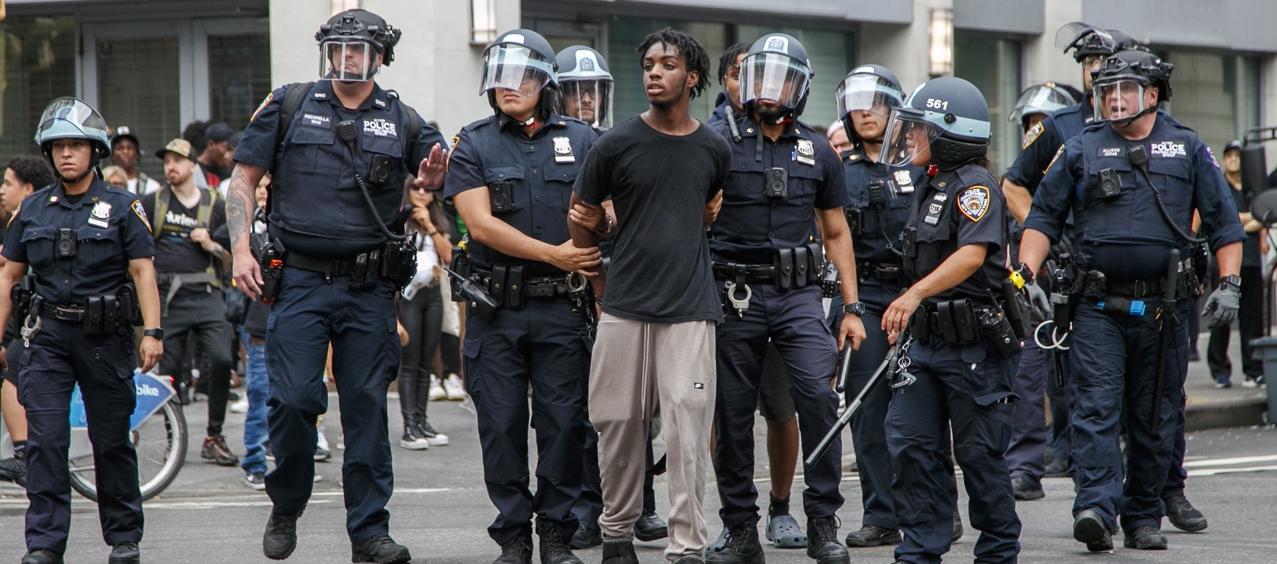 Kai Cenat, al momento de ser retenido por la Policía de Nueva York.