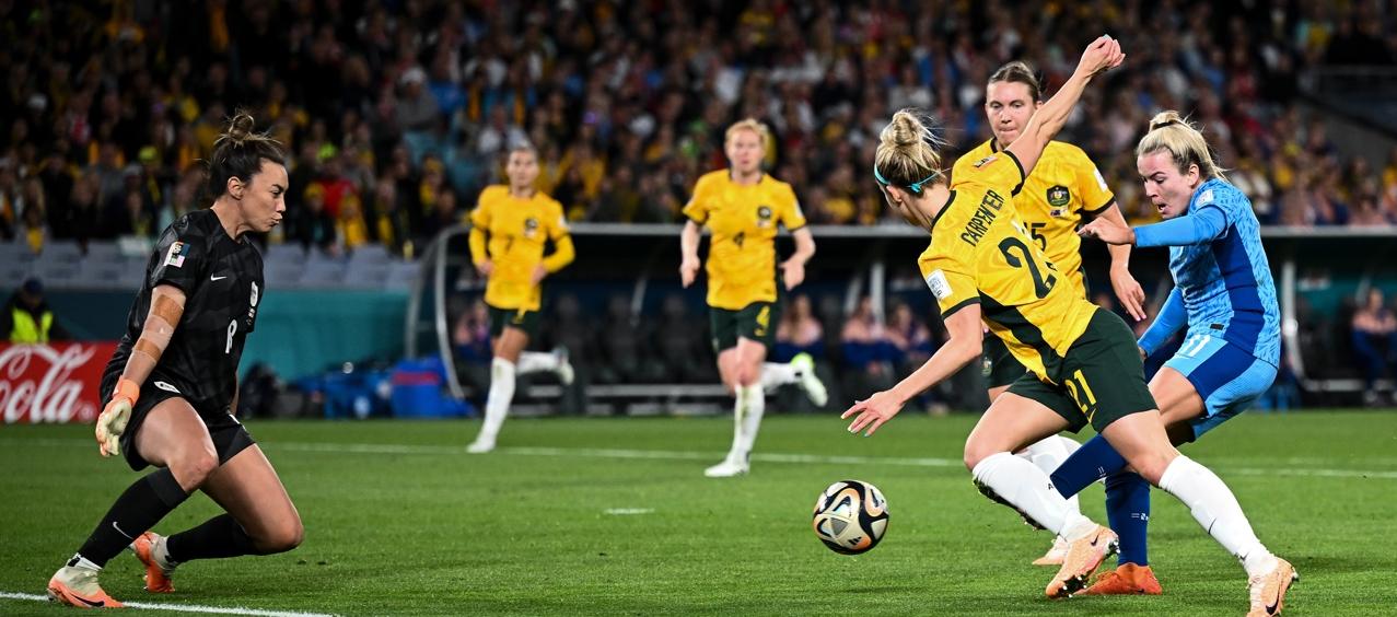 Lauren Hemp anota el segundo de Inglaterra ante Australia. 