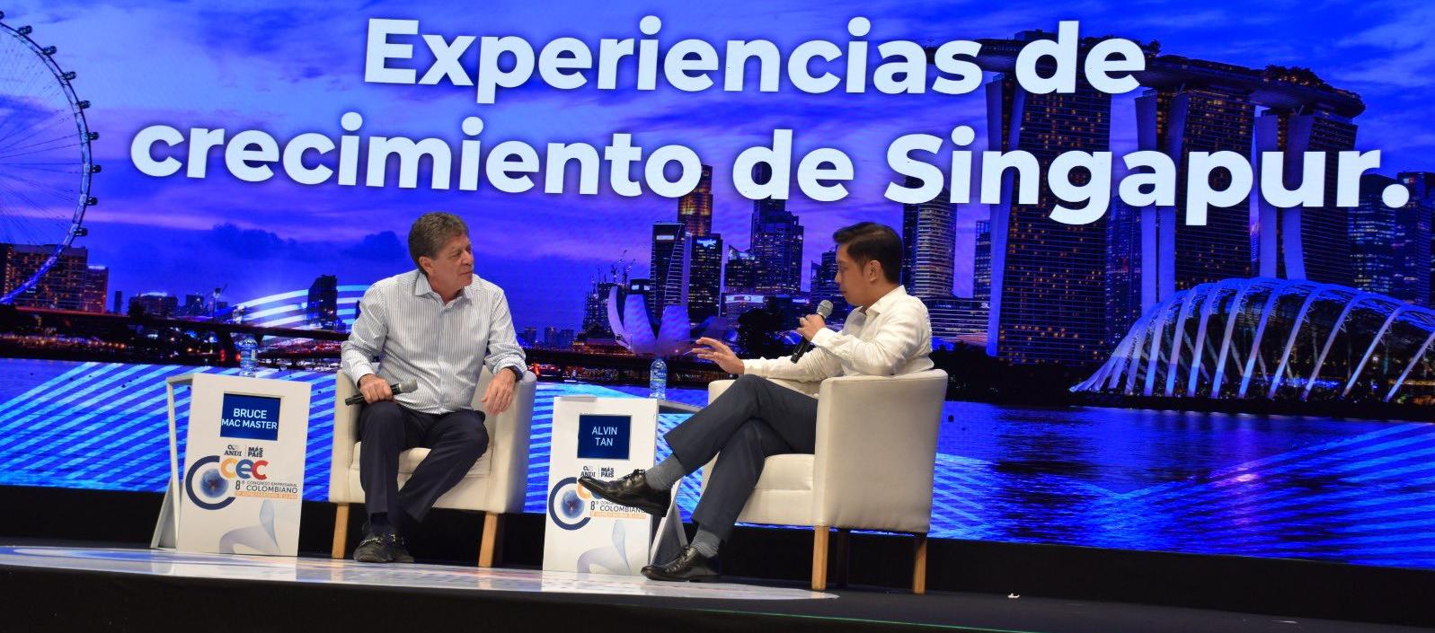 Bruce Mac Master en un conversatorio llamado "Experiencias de crecimiento de Singapur".