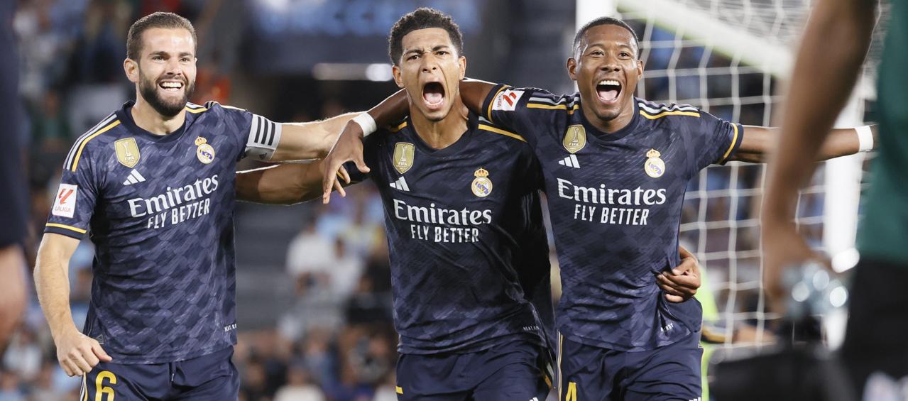 Jude Bellingham (centro) celebra el gol del triunfo con Nacho y David Alaba.