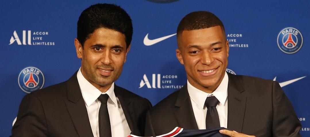 Nasser Al-Khelaïfi y Kylian Mbappé cuando anunciaron la renovación del futbolista, el año pasado.