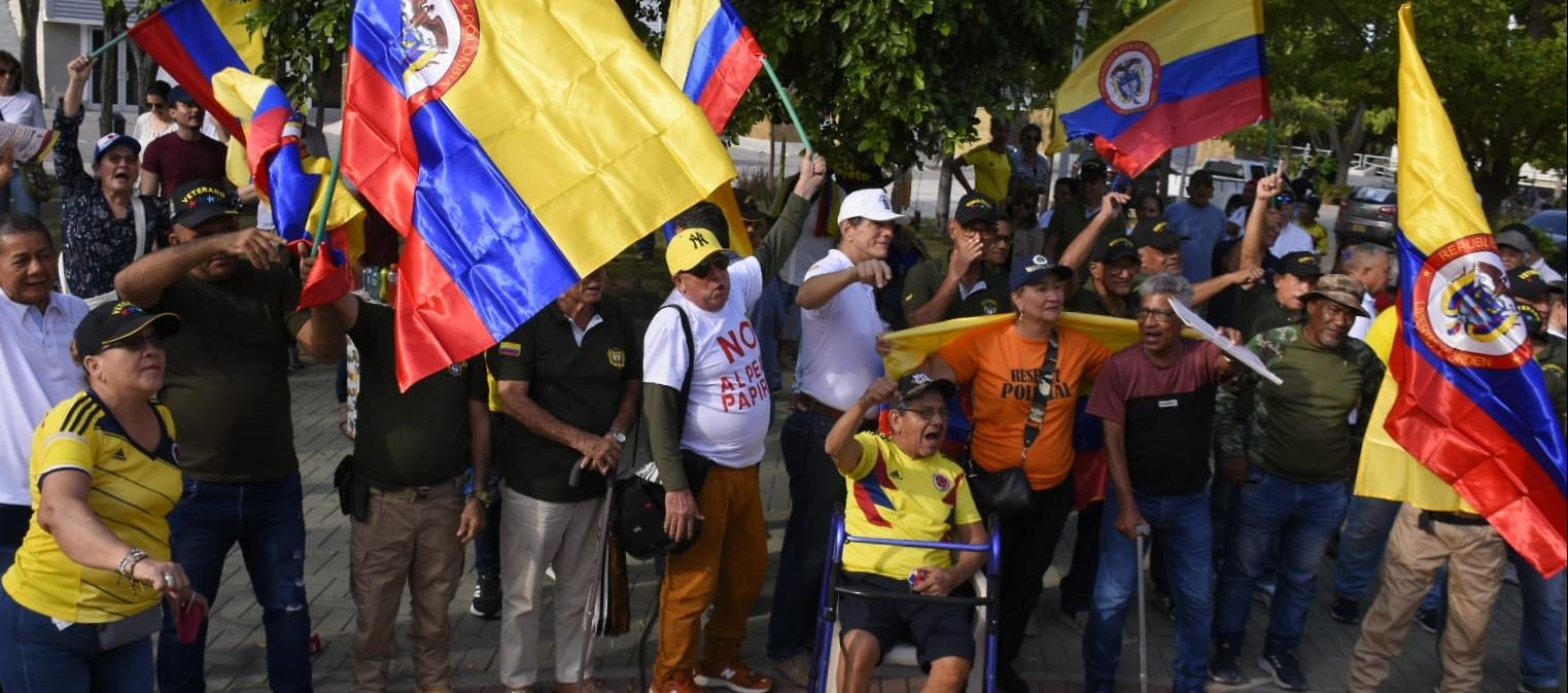 Opositores realizando un plantón en la estatua a la Libertad.