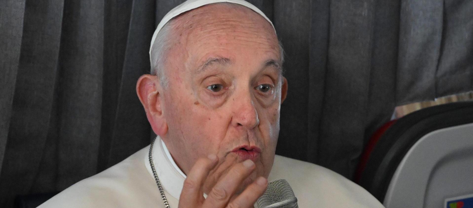 Francisco habla con los periodistas en el vuelo papal de regreso a Roma