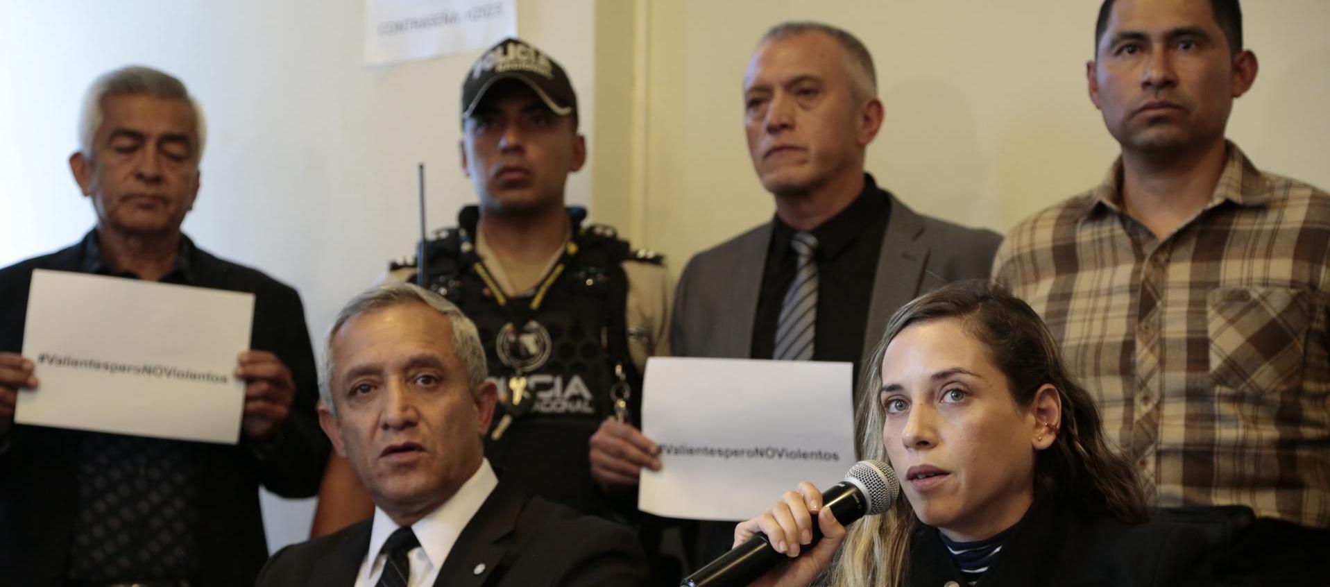 Patricio Carrillo y Andrea González,partidarios del asesinado candidato presidencial Fernando Villavicencio, ofrecen una rueda de prensa este sábado en Quito