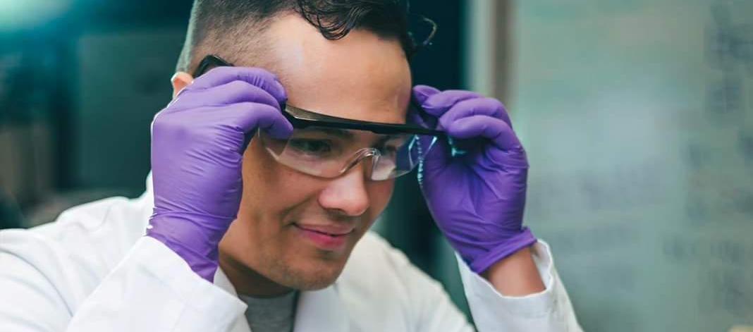 Pedro De la Torre, en un laboratorio.