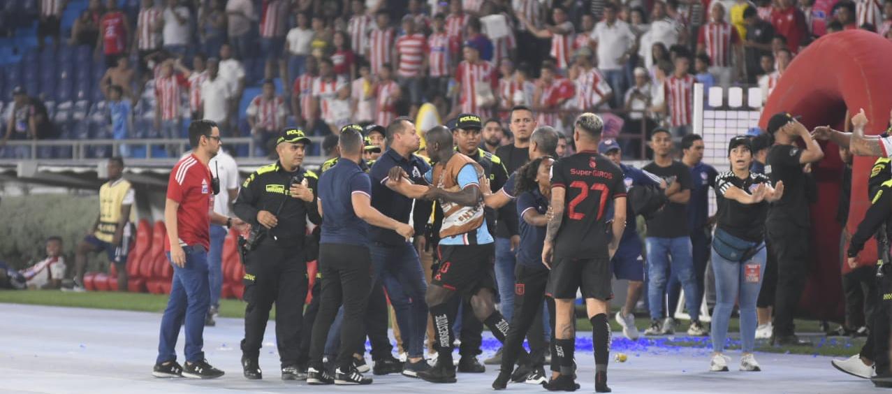 Momento de la gresca entre agentes de la Policía y jugadores del América.