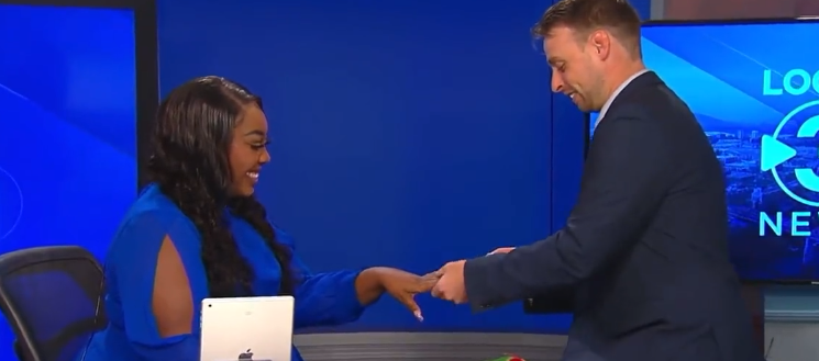 Riley Nagel pidiéndole matrimonio a su pareja Cornelia Nicholson.