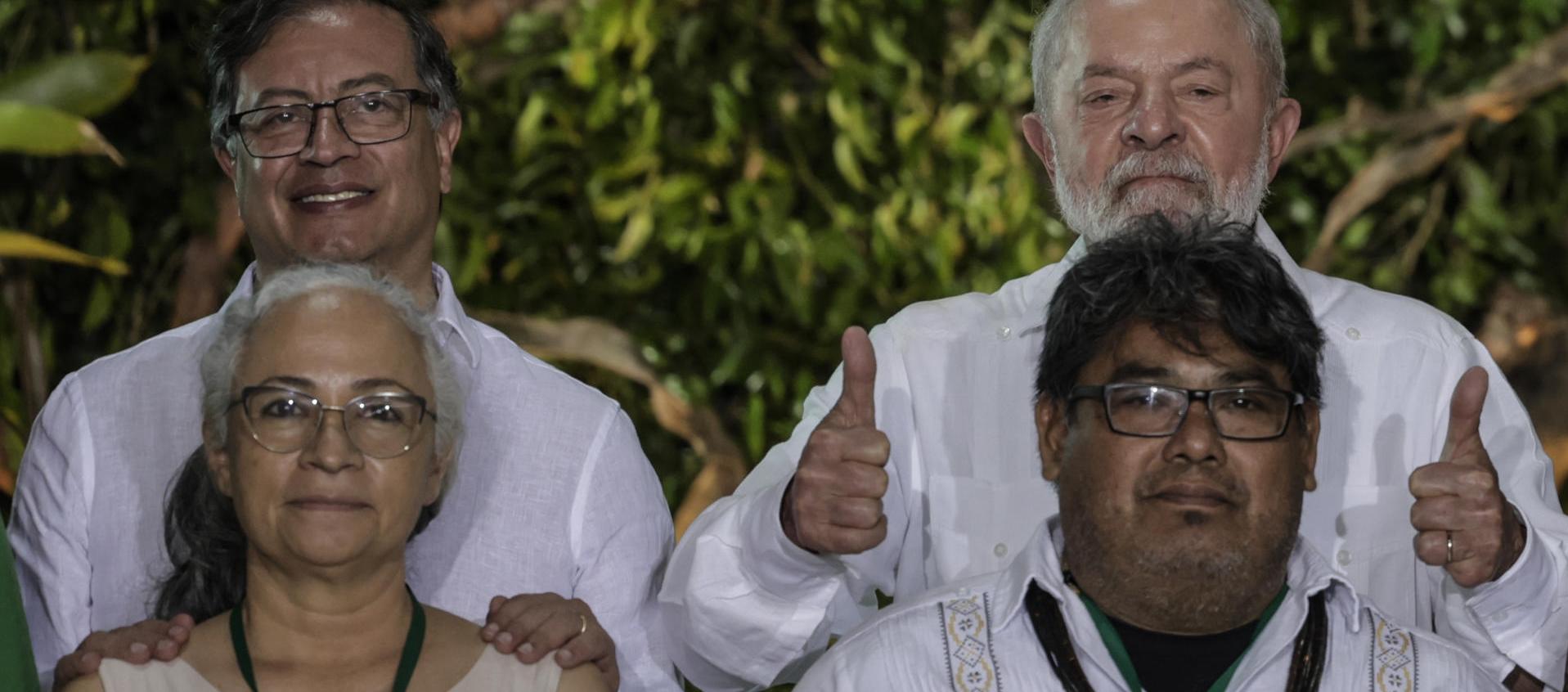  El presidente de Colombia, Gustavo Petro, y su colega de Brasil, Luiz Inácio Lula da Silva posan con la antropóloga Ruth Chaparro; y el portavoz de los diálogos amazónicos, Toya Manchineri.