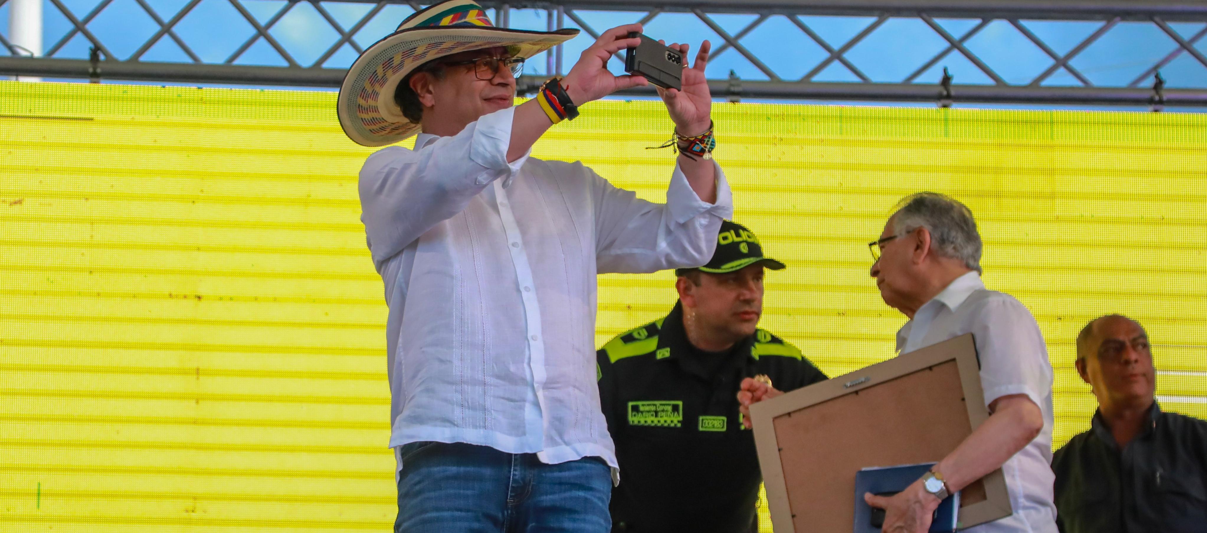 El Presidente Petro toma fotos desde su tierra natal Ciénaga de Oro, en visita oficial este miércoles