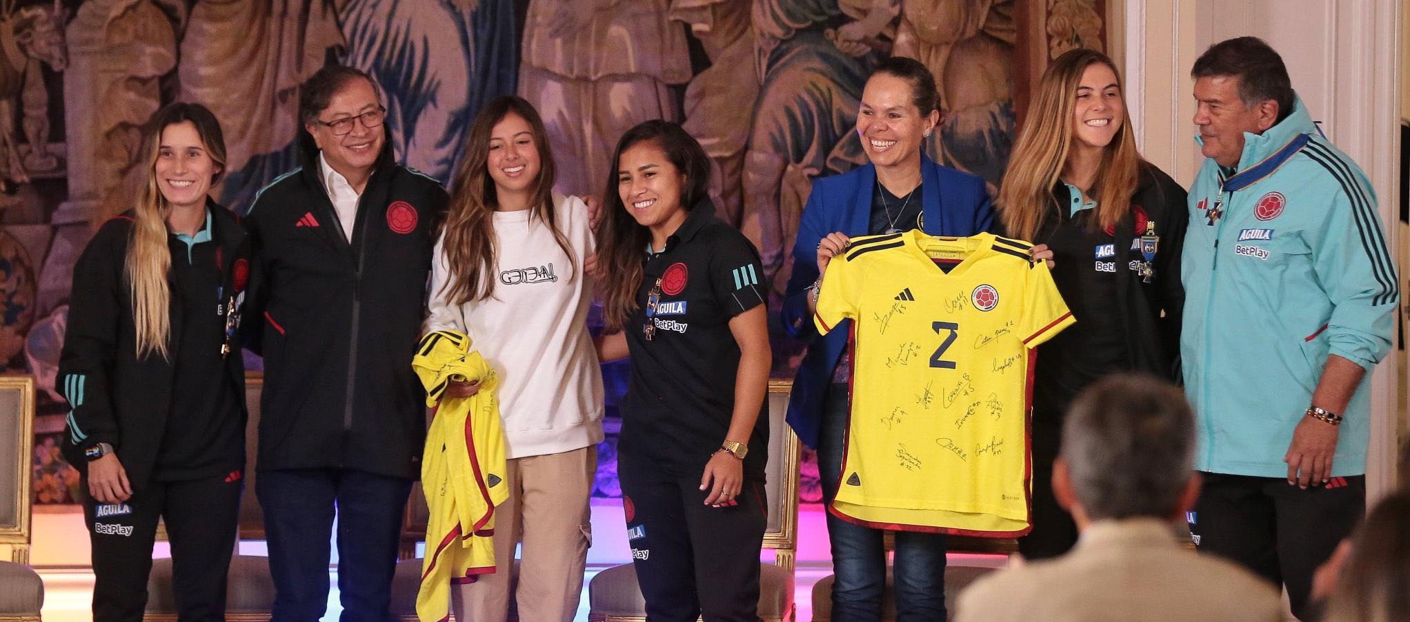 Gustavo Petro con las jugadoras Daniela Montoya, Leicy Santos, Catalina Pérez y el técnico Nelson Abadía.