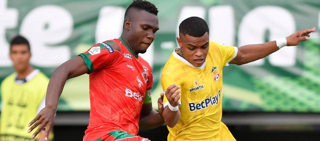 Juan David Martínez, del Barranquilla FC, disputa la pelota con un rival. 