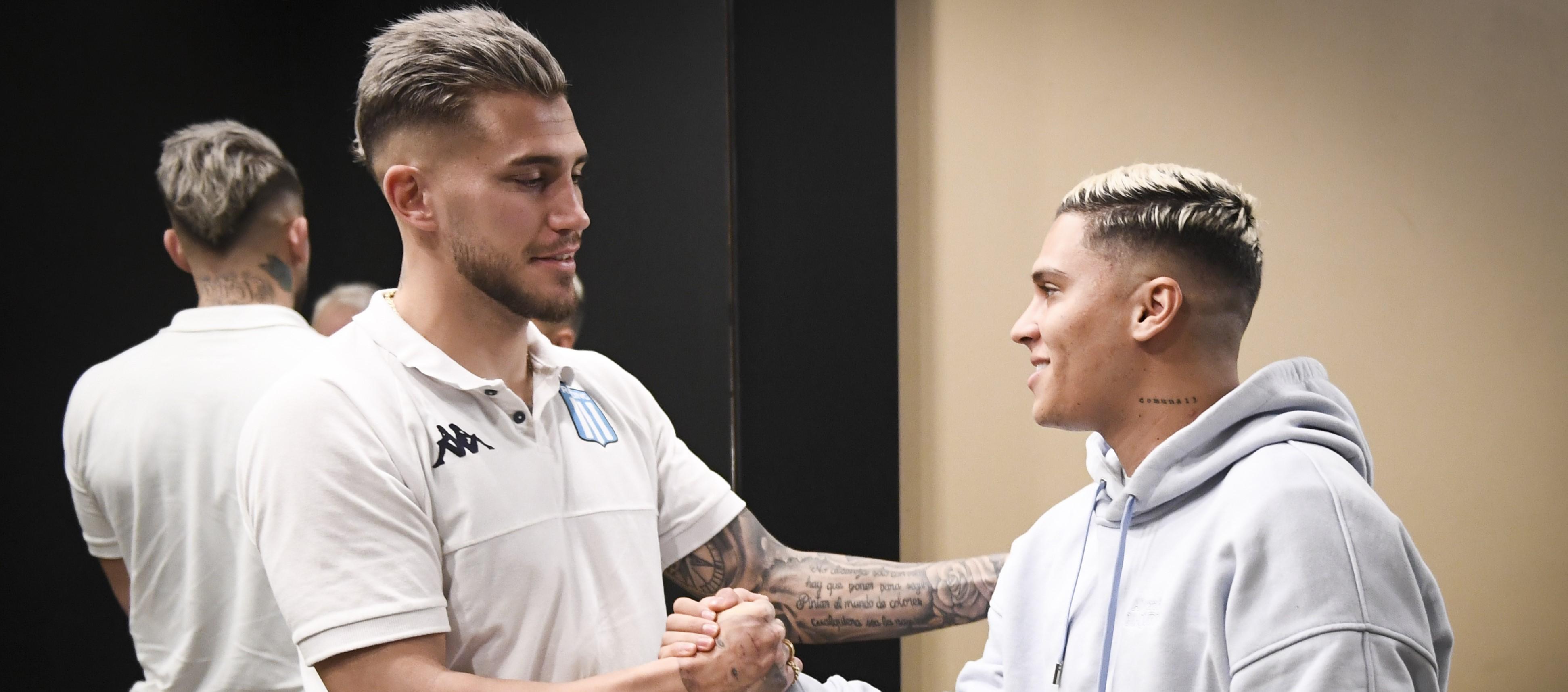 Juan Fernando Quintero se saluda con Gonzalo Piovi. 