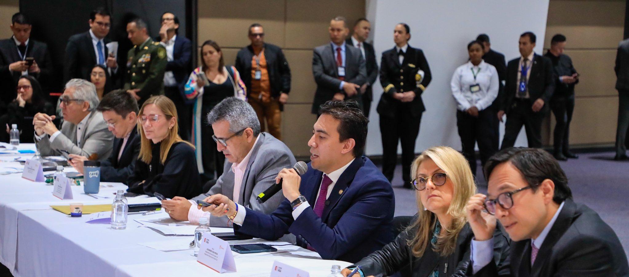 El Ministro del Interior, Luis Fernando Velasco, y el Registrador Nacional, Alexander Vega