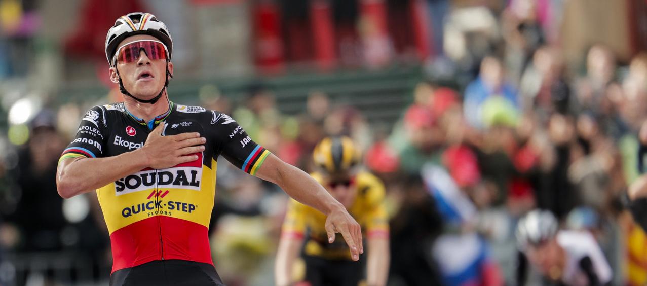 Remco Evenepoel celebra tras cruzar la meta como ganador de la tercera etapa. 