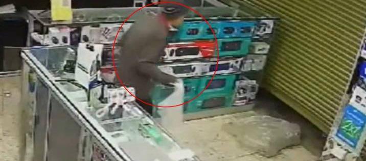 El delincuente en pleno robo a la joyería en el barrio Restrepo en Bogotá