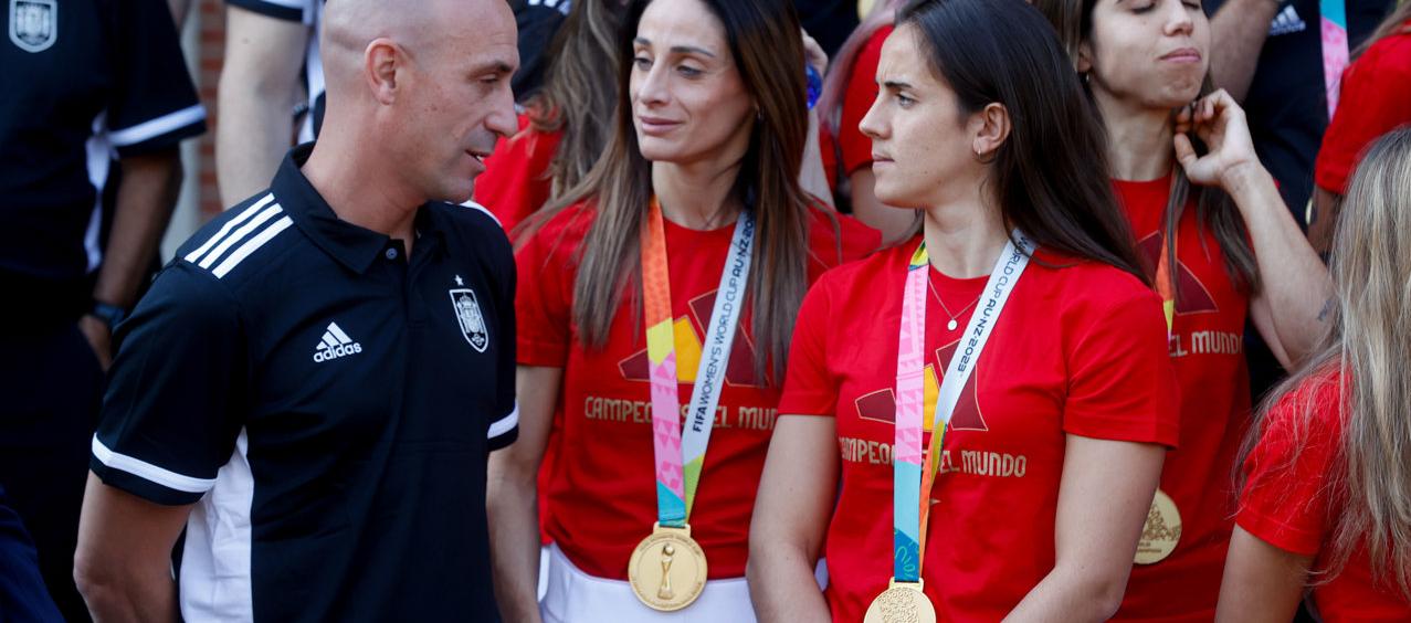 Luis Rubiales dialoga con las jugadores de la selección española Esther González y Rocío Gálvez. 