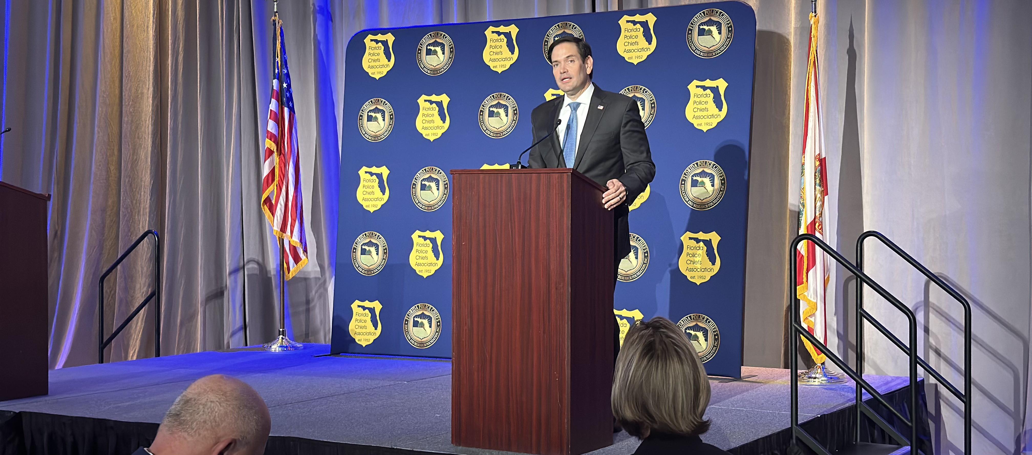 Marco Rubio en medio de un discurso la Asociación de Jefes policiales de Florida.