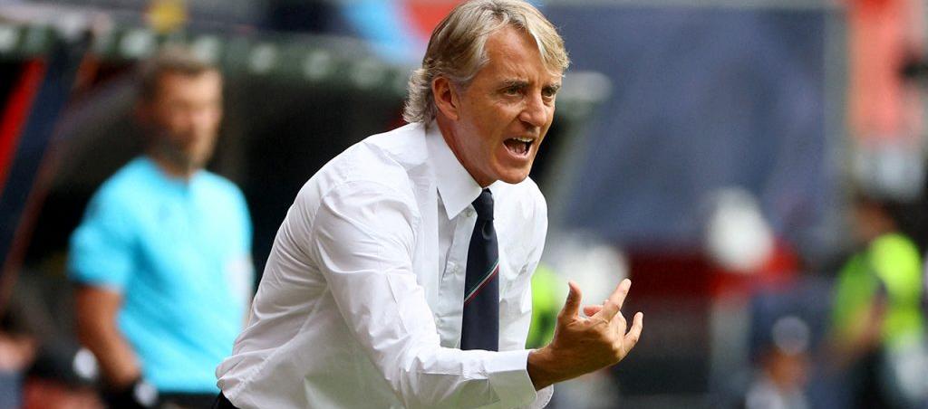 Roberto Mancini dirigiendo a la selección italiana.