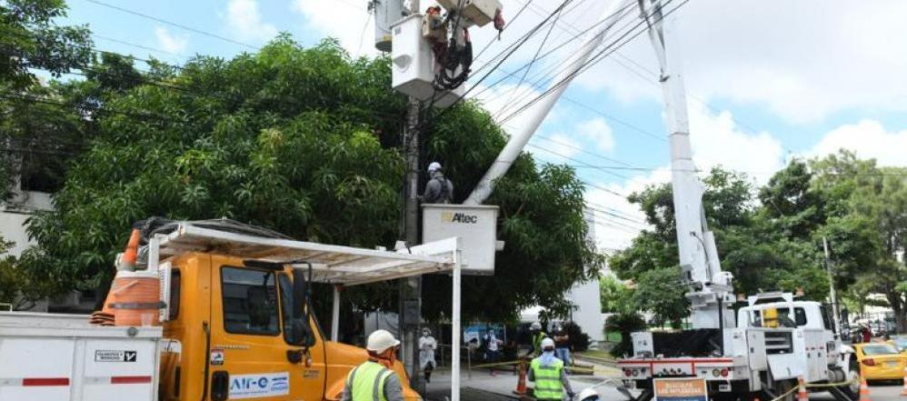 Trabajadores de Air-e en labores de mantenimiento.
