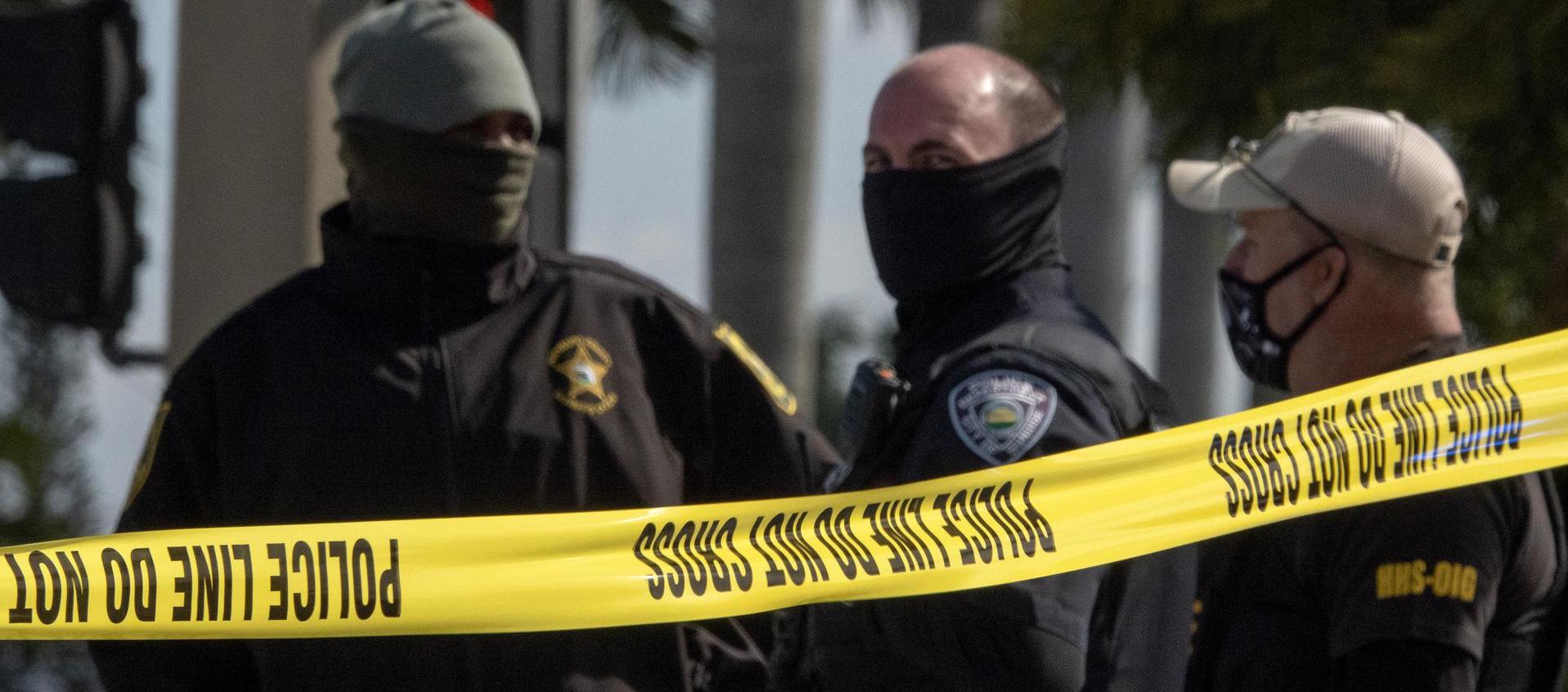 Policías en la ciudad de Jacksonville, epicentro del tiroteo